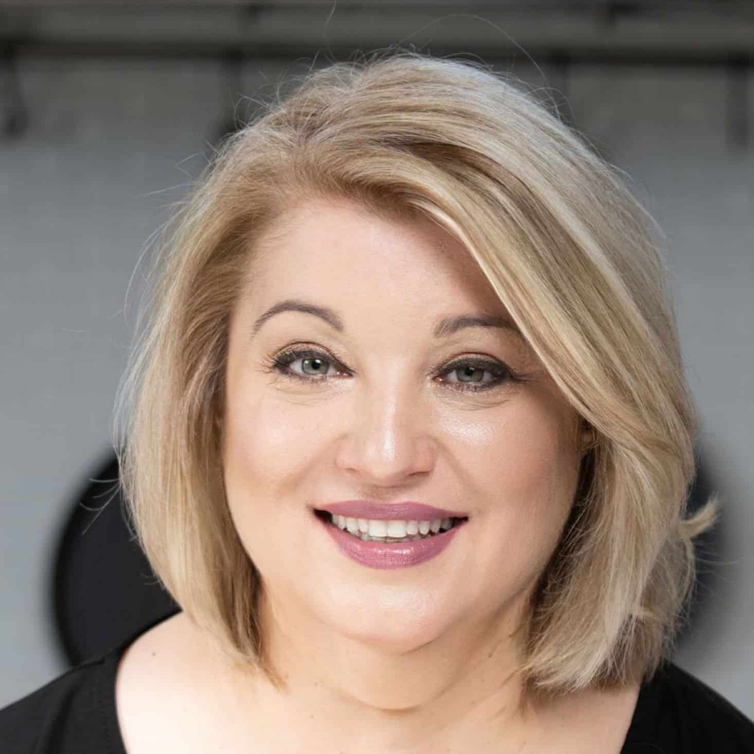 joanna cismaru headshot.