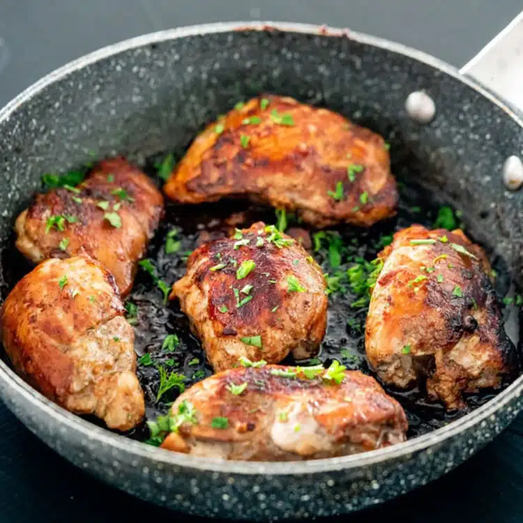 Garlic Soy Chicken This Garlic Soy Chicken proves how a simple Asian inspired glaze can turn simple boring chicken thighs into delicious, super flavorful, tender chicken thighs that will be the star of your dinner. #garlicsoychicken #chicken #winnerwinnerchickendinner